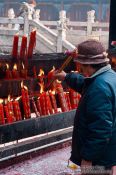 Travel photography:Lighting a candle in Kunming´s Yuantong temple , China