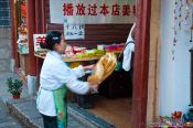 Travel photography:Making candy in Lijiang, China