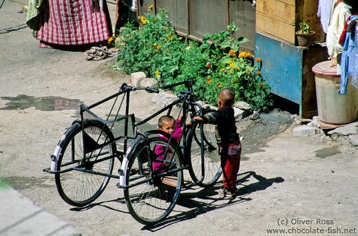 Children with bikes in Leh