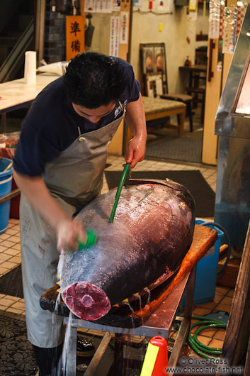Cutting a tuna at Tokyo´s Tsukiji fish market
