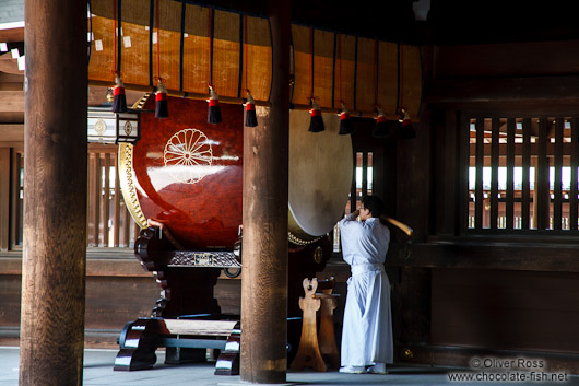 Sounding the drum at Tokyo´s Meiji shrine