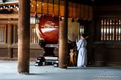 Travel photography:Sounding the drum at Tokyo´s Meiji shrine, Japan