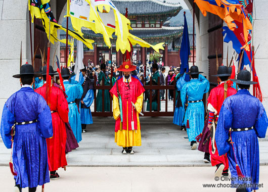 Changing of the guards at Seoul`s Gyeongbokgung palace