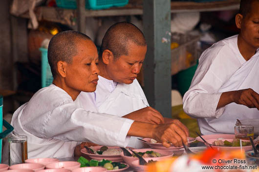 Female monks having lunch at Bangkok´s Wat Chana Songkram