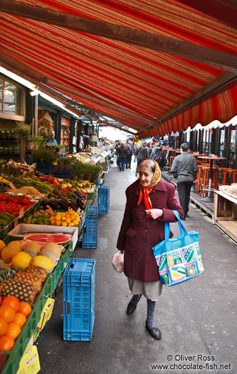 Vienna Naschmarkt shopper 