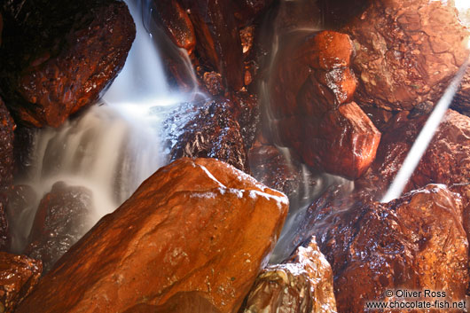 Small cave with gushing water from the Lençóis river 