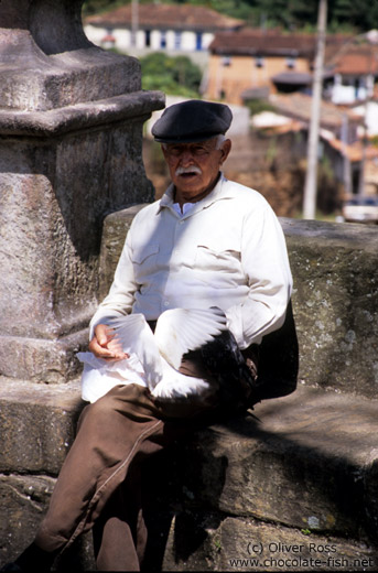 Man feeding pigeons in Ouro Preto