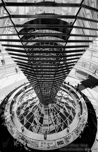 The construction of glass mirrors in the glass cupola of the Reichstag