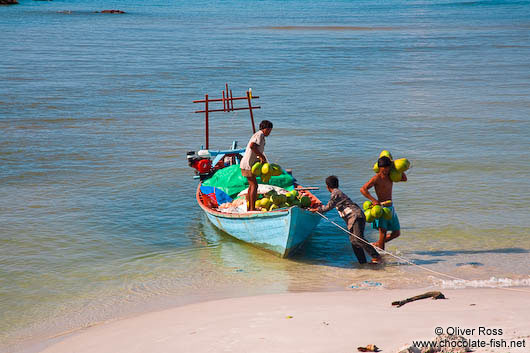 Unloading coconuts at Sihanoukville´s Ochheuteal beach 