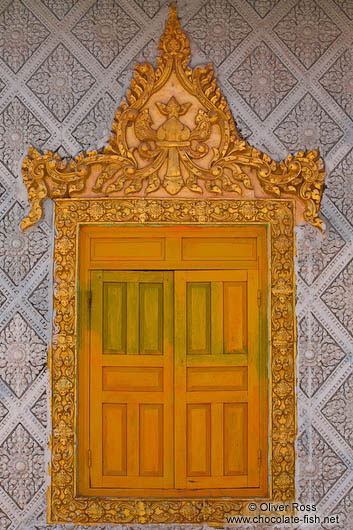 Window at a temple near Odonk (Udong)