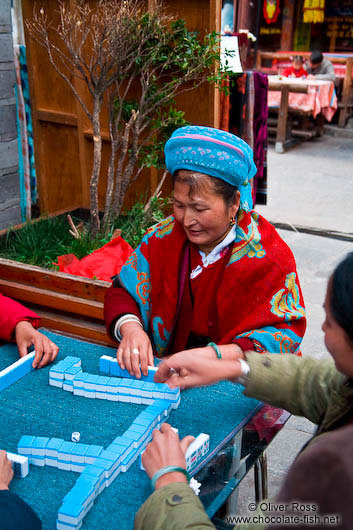Women playing in Dali