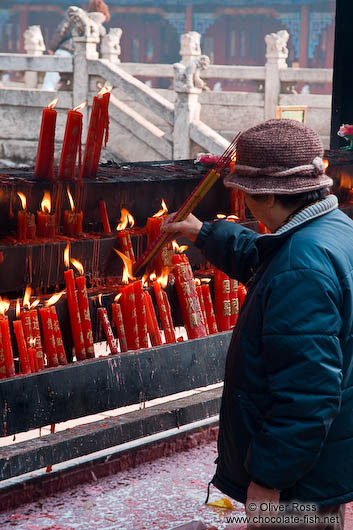 Lighting a candle in Kunming´s Yuantong temple 