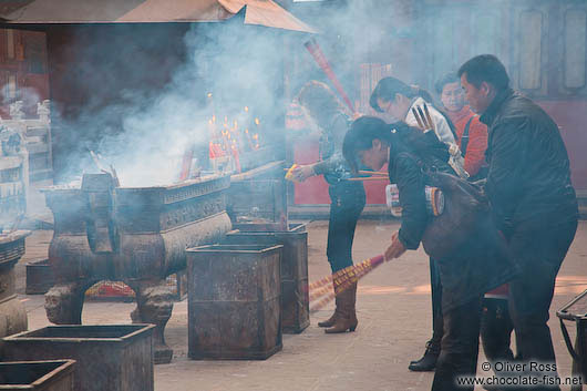 Thick incense clouds at Kunming´s Yuantong temple 