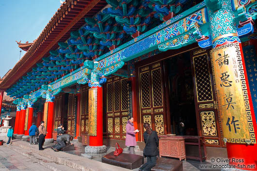 Entrance to the main altar at Kunming´s Yuantong temple 