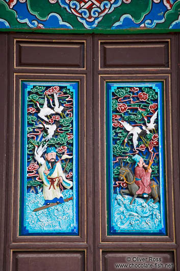 Ornately carved and painted window shutters in Lijiang´s Black Dragon Pool park