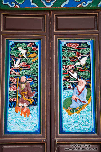 Ornately carved and painted window shutters in Lijiang´s Black Dragon Pool park