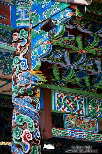 Facade detail of the Longevity Pavillion in Lijiang´s Black Dragon Pool park