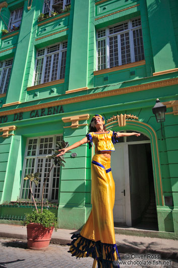 Walking on stilts through Havana Vieja