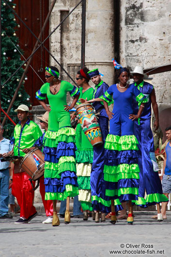Performance artists in Havana Vieja
