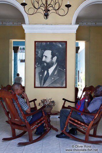 Having a chat beneath the Maximo Líder in Sancti-Spiritus