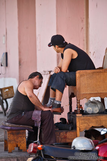 Polishing shoes in Sancti-Spiritus