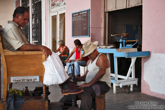 Polishing shoes in Sancti-Spiritus