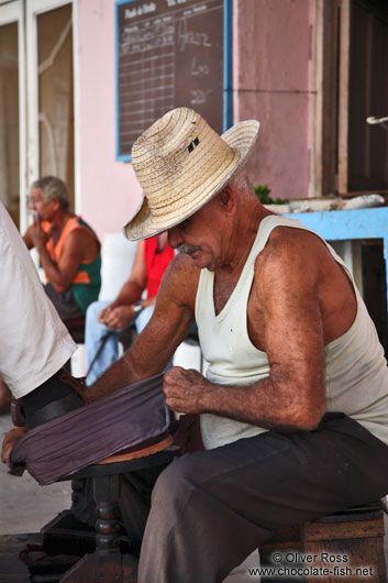 Man polishing shoes in Sancti-Spiritus