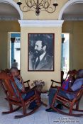 Travel photography:Having a chat beneath the Maximo Líder in Sancti-Spiritus, Cuba