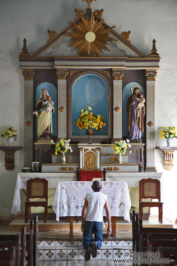 Man praying inside the Viñales church
