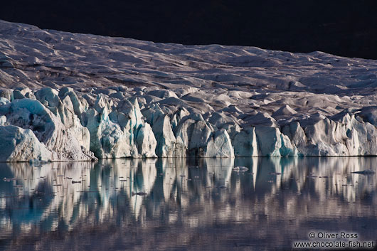 Edge of the Vatnajökull glacier calving into Breiðárlón lake