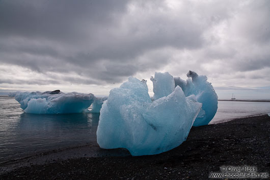 Icebergs washed up at the beach near Jökulsárlón
