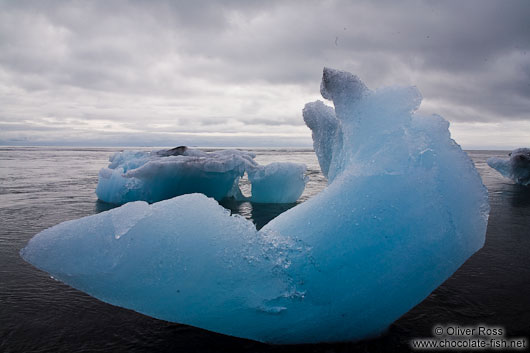 Icebergs washed up at the beach near Jökulsárlón