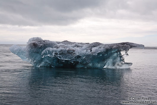 Icebergs washed up at the beach near Jökulsárlón