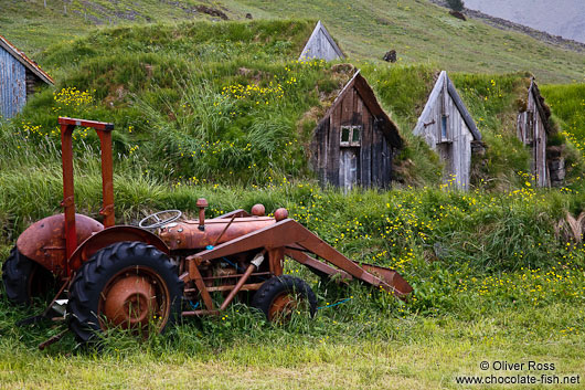 Abandoned tractor and houses at Nupsstadur