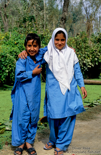 Girls at the Dal lake in Srinagar (Kashmir)