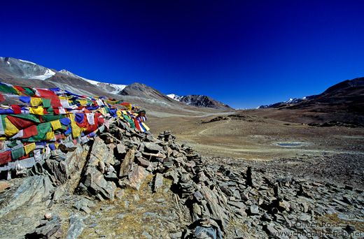 Prayer flags between Manali and Leh