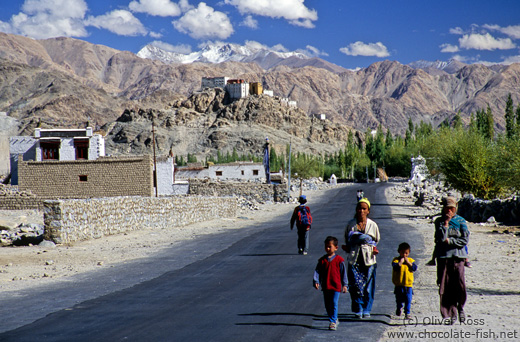 People walking between Thiksey and Choglamsar