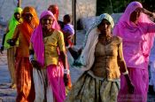 Travel photography:Women in colourful saris in Jodhpur, India