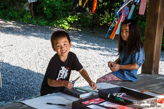 Kids play in Kyoto´s Otoyo shrine