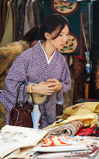 Shopper at Tokyo´s Antiques market