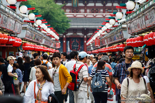 Visitors in Tokyo´s Senso-ji temple in Asakusa