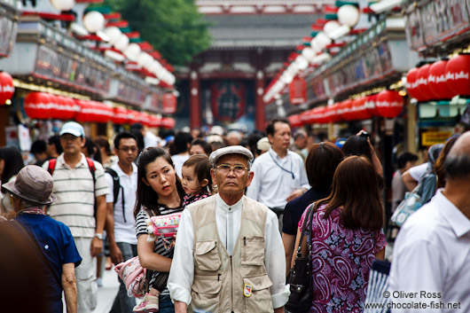 Visitors in Tokyo´s Senso-ji temple in Asakusa