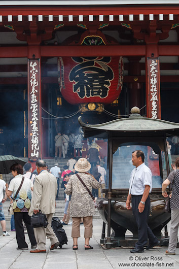 Visitors in Tokyo´s Senso-ji temple in Asakusa