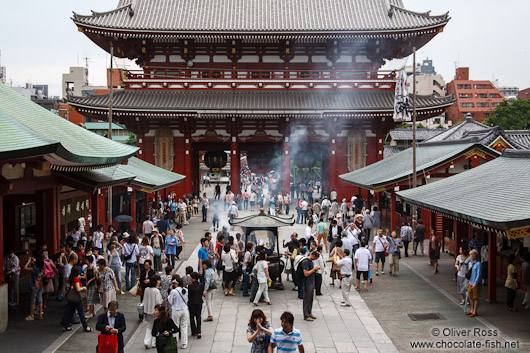 Visitors in Tokyo´s Senso-ji temple in Asakusa