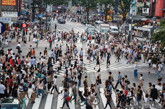 Busy pedestrian crossing in Tokyo´s Shibuya district