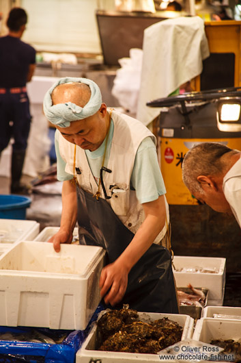 Cutting fish at the Tokyo Tsukiji fish market