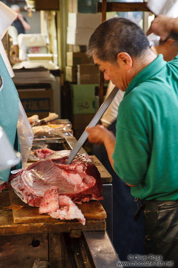 Cutting fish at the Tokyo Tsukiji fish market