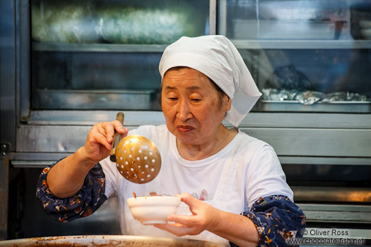 Selling food to the workers at Tokyo´s Tsukiji fish market