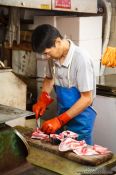 Travel photography:Cutting fish at the Tokyo Tsukiji fish market, Japan