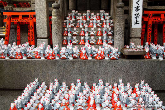 Small figurines of foxes at Kyoto´s Inari shrine
